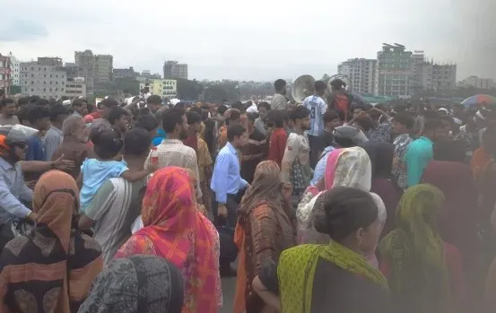 বস্তি উচ্ছেদের প্রতিবাদে বিক্ষোভ, ঢাকা-ময়মনসিংহ মহাসড়ক অবরোধ